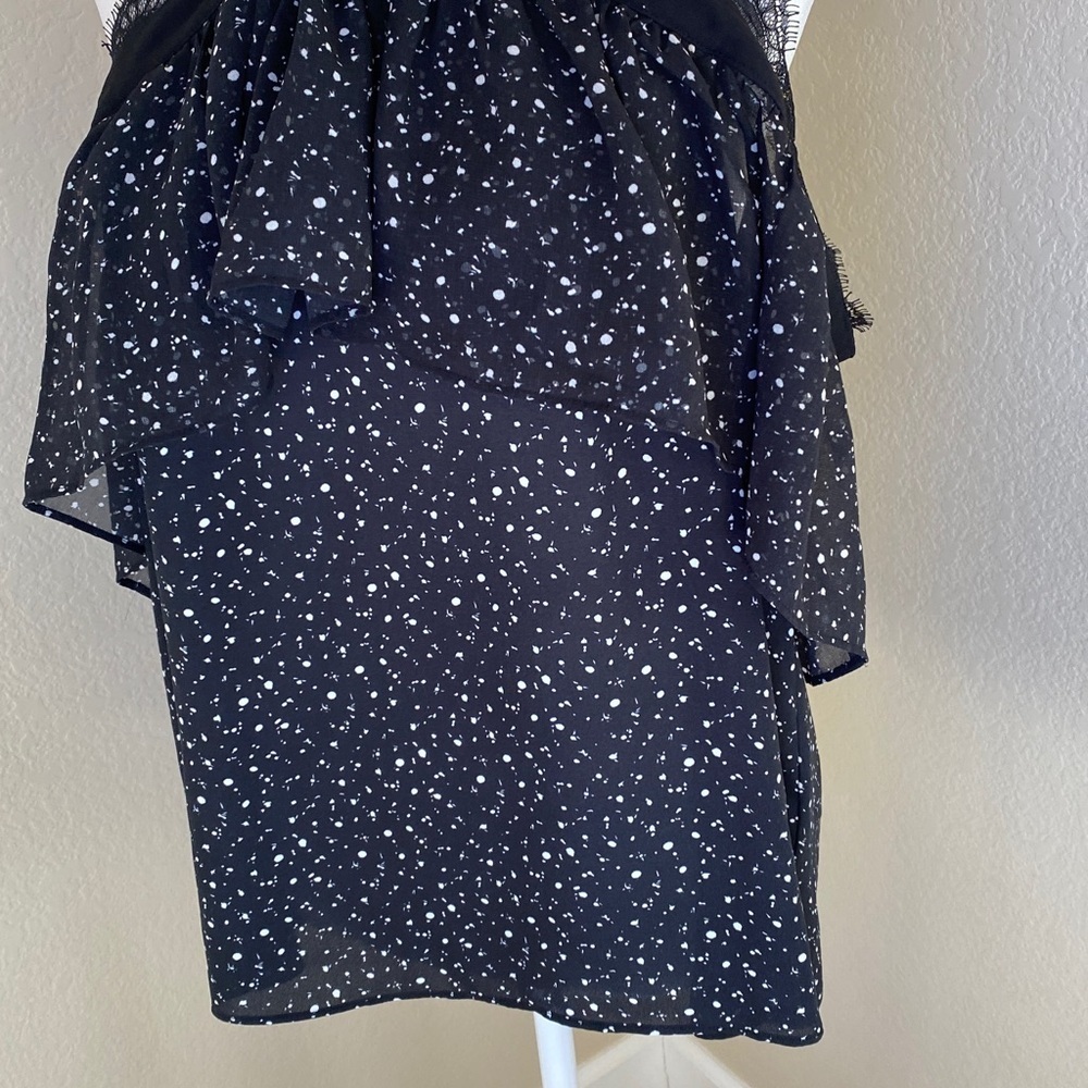 BAR III cold shoulder blouse. Criss-cross neck. Black/white pattern.Size L. - Picture 15 of 15
